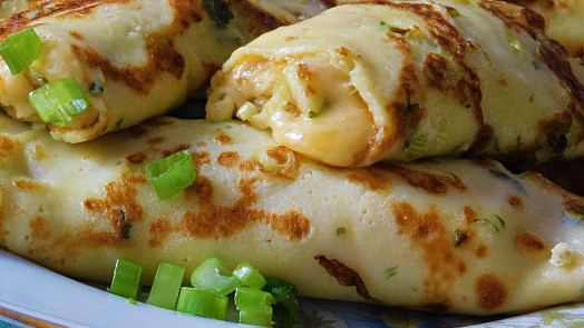 Kefírové palačinky tentokrát naslano se sýrem: Jsou krásně tvárné a těsto se netrhá