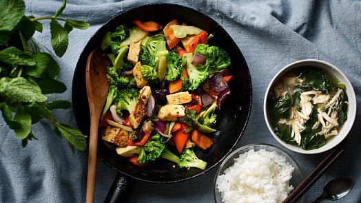 Tofu na zelenině překvapí chutí a lehkostí. Dopřejte si rychlé a šťavnaté jídlo