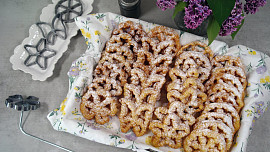 Jak připravit pokroutky neboli kraple? Tradiční smažené pečivo se obaluje v cukru