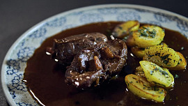 Staročeská omáčka hečepeč zvýrazní chuť zvěřiny i sekané. Ochutnejte ji s námi