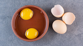 Barva žloutku nemusí být jen žlutá. Podívejte se na různé varianty zbarvení