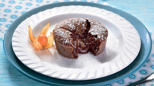 Fondán je moučník z extra čokoládového těsta. Po rozkrojení z něj teče horká láva