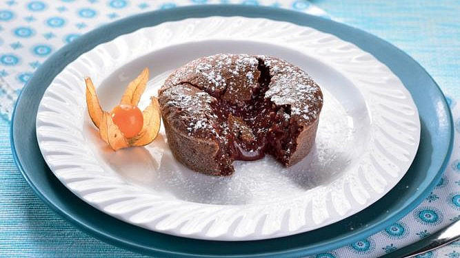 Fondán je moučník z extra čokoládového těsta. Po rozkrojení z něj teče horká láva