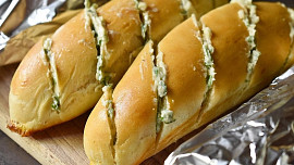 Rozpékané bagetky s bylinkovým máslem: Napečte si s námi zásobu pečiva do mrazáku