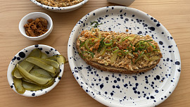 Domácí škvarková pomazánka je vyprošťovák jak se patří. Naučí vás ji videonávod