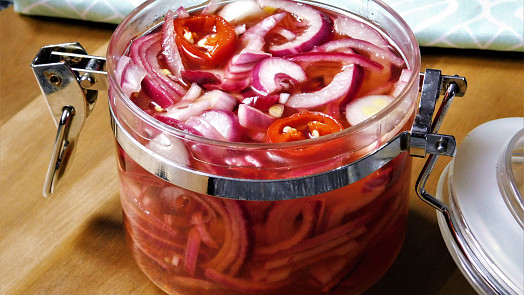 Také milujete jako přílohu v restauraci nakládanou cibuli? My ji umíme i připravit