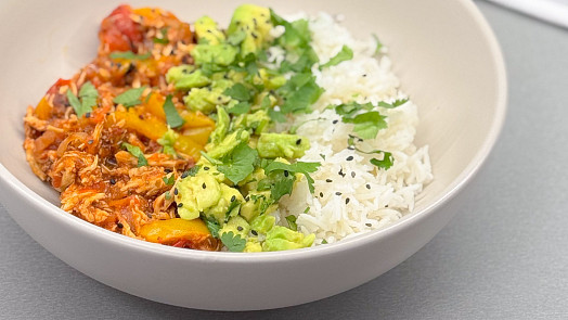 Jak na šťavnaté trhané kuřecí maso? Nejlépe chutná s rýží a avokádovou salsou