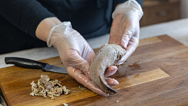 Jak oloupat vepřový jazyk? Poradíme vám trik, díky kterému je loupání téměř bez práce