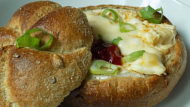 Jak připravit zapečené kaiserky se sýrem? Rychlá večeře, kterou si zamilujete