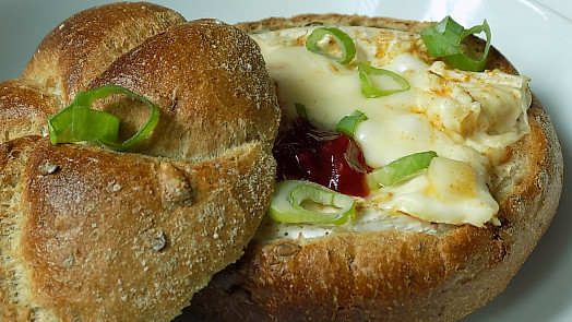 Jak připravit zapečené kaiserky se sýrem? Rychlá večeře, kterou si zamilujete