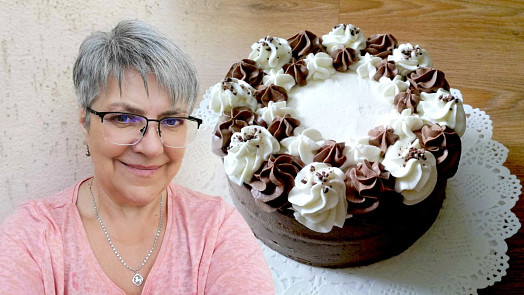 Harlekýn je retro dort našich babiček. Tmavý korpus zdobí šlehačka dvou barev