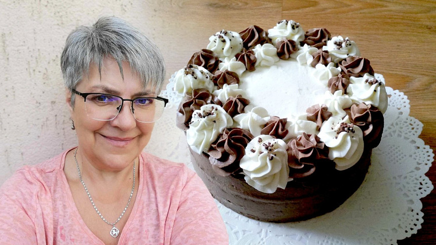 Harlekýn je retro dort našich babiček. Tmavý korpus zdobí šlehačka dvou barev