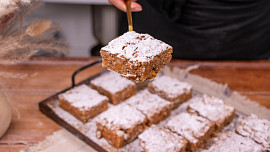 Mrkvový koláč s ořechy a skořicí je dokonale šťavnatý. Snadný postup ukáže video