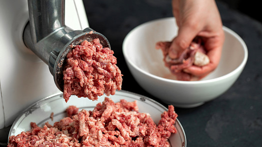 Jak umlít maso? Díky pomocníkům to zvládnete i doma a namelete si do zásoby