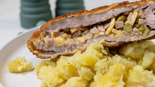 Brněnský řízek je jiný než ostatní. Video ukáže, jak vytvořit uvnitř krásnou mozaiku