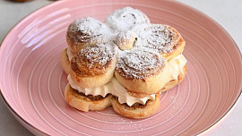 Skořicové kytičky z listového těsta: Originální moučník zvládnete hravě podle videa