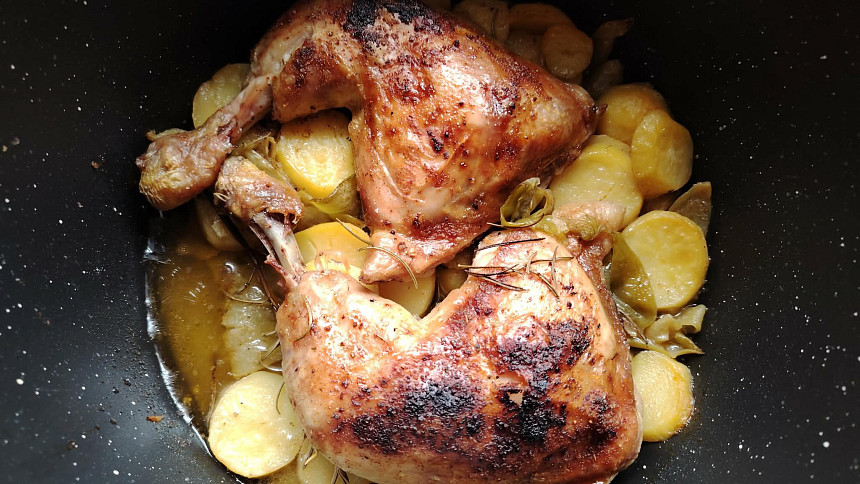 Kuřecí stehna můžeme upéct v remosce spolu s bramborami nebo se zeleninou