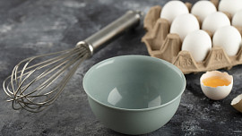 Chyby při přípravě a šlehání bílkového sněhu: Pozor na nečistoty i teplotu vajec