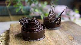 Čokoládové ozdoby: Vytvořte s pomocí snadného videonávodu jedinečné sladké dekorace