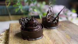 Čokoládové ozdoby: Vytvořte s pomocí snadného videonávodu jedinečné sladké dekorace