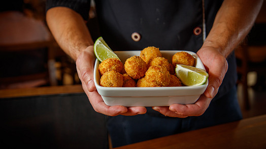 Smažené sýrové kuličky ze 2 surovin: Zkuste s videonávodem luxusní křupavou pochoutku