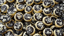 Jak sypat malé koláčky drobenkou, aby nebyla všude okolo? Poradí malá vychytávka