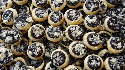 Jak sypat malé koláčky drobenkou, aby nebyla všude okolo? Poradí malá vychytávka