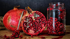 Jak oloupat granátové jablko? Existuje jednoduchý trik, jak zachovat zrníčka celá