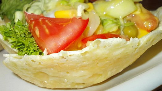 Jak vyrobit sýrové košíčky? Zaujměte návštěvu nevšedním a chutným pohoštěním