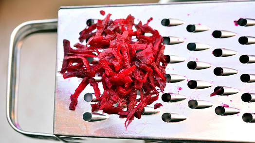 Jak se neobarvit červenou řepou? Díky vychytávce nebudete mít špinavé ruce ani kuchyň