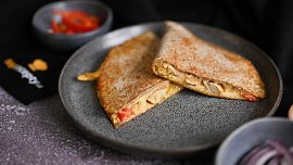 Jak připravit tortillu s kuřecím masem? Snadný a rychlý oběd, který si zamilujete