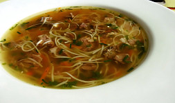 Silný vývar je základ polévek i omáček. Jeho příprava je zdlouhavá, ale vyplatí se