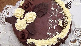 Modelovací čokoláda se skládá jen ze 2 ingrediencí. A s nimi je příprava snadná