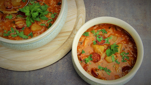 15 receptů s klobásou: Rychlé večeře i poctivé obědy, které potěší celou rodinu