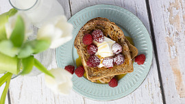 Jak udělat francouzský toust? S čerstvým ovocem a javorovým sirupem chutná báječně