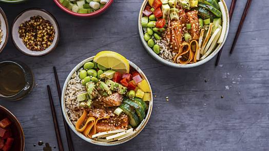 Jak udělat salát poke bowl? Barevná miska neuspokojí pouze žaludek, ale i oči