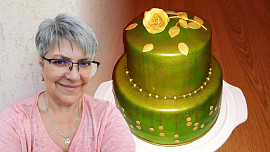 Zlaté detaily na dortech vypadají luxusně. Poradíme vám, jak zlatou barvu nanést