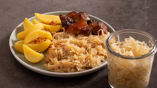 Kysané zelí je báječnou přílohou. Víte, jak ho zahustit a ochutit? Zkuste podle videa