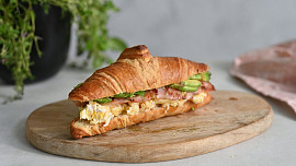 Plněný croissant, který vás ráno nabije energií. Dopřejte si snídani plnou bílkovin