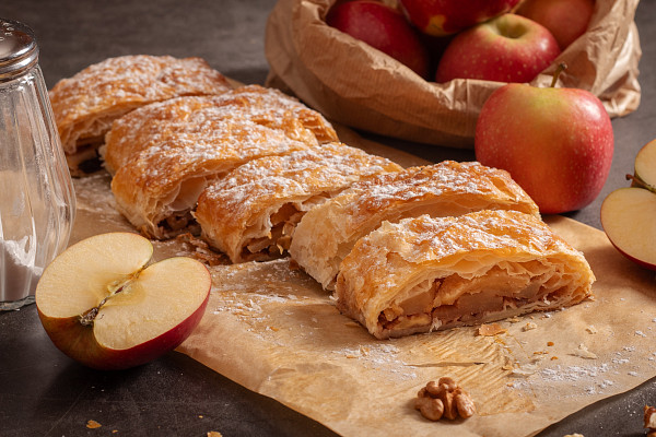 Závin z listového těsta s jablky