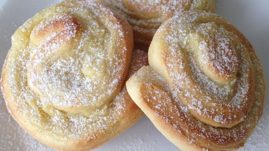 Pečený šnek patří mezi oblíbené druhy plněného pečiva. Vlastně ani nemusí být plněný