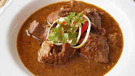 Jak uvařit hovězí guláš, aby bylo maso měkké? S přípravou vám pomůže pomalý hrnec