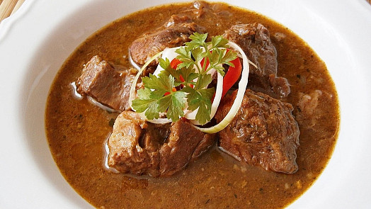 Jak uvařit hovězí guláš, aby bylo maso měkké? S přípravou vám pomůže pomalý hrnec