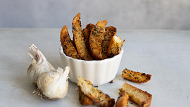 Jak připravit křupavé tyčinky z pečiva? Skvělý způsob, jak neplýtvat starším pečivem