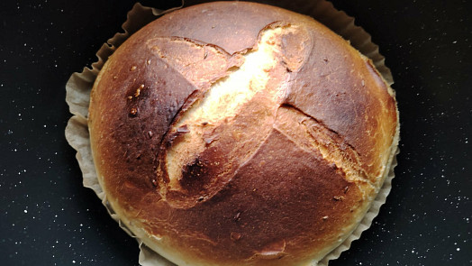 Domácí kmínový chléb, pečený v remosce. Vůni čerstvého chleba se nic nevyrovná