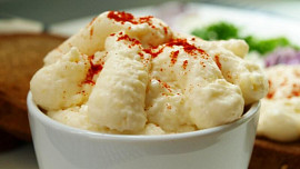 Rychlá pomazánka z pivního sýra: Zkuste tu od Fleků. Nejlepší je s topinkami a paprikou