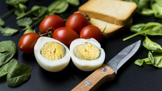 Jak uvařit vejce bez nevzhledného proužku okolo žloutku? Radíme nejen začátečníkům