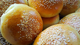 Jak připravit housky na hamburger? Přiveďte oblíbené americké jídlo k dokonalosti