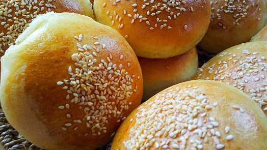 Jak připravit housky na hamburger? Přiveďte oblíbené americké jídlo k dokonalosti