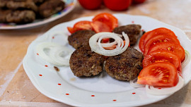 Kebabčata podle ČSN: Šťavnaté masové válečky s nádechem Balkánu si zamilujete